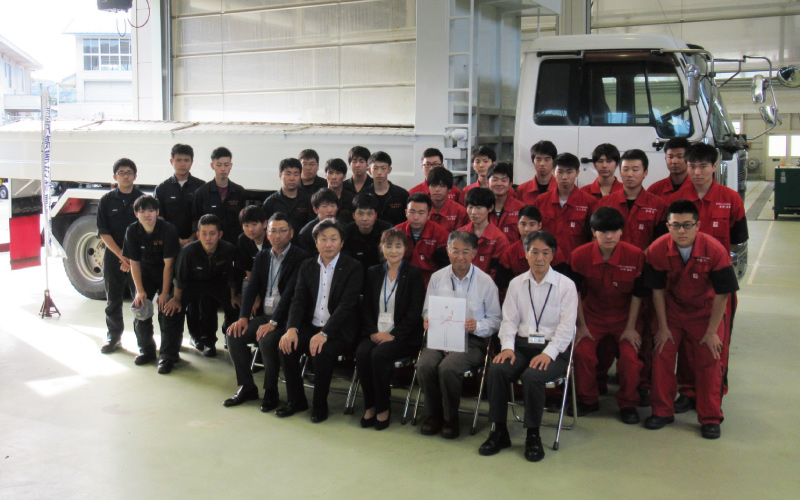 地域貢献の活動写真：岩手県立二戸高等技術専門校へ教材車両寄贈